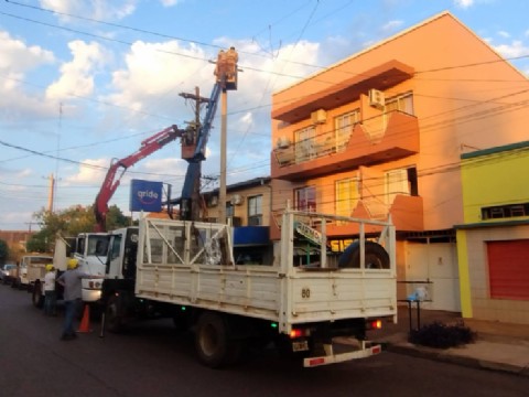 Apóstoles cambió postes de madera por columnas de hormigón plantadas en bases