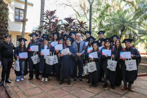 El gobernador Passalacqua recibió a 17 estudiantes del SIPTeD con sus familias y les otorgó certificados