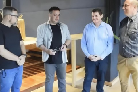 Adolfo Safrán visitó un aserradero en Eldorado que exporta productos tras recuperarse de un incendio