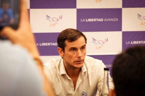 Digno libertario: escrachan al candidato a diputado Diego Hartfield por promover las apuestas y juegos ilegales