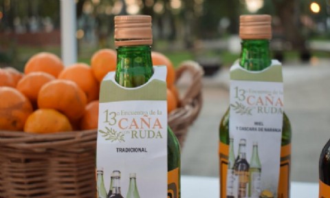 Tres sorbos, una intención: ritual ancestral de caña con ruda para la protección