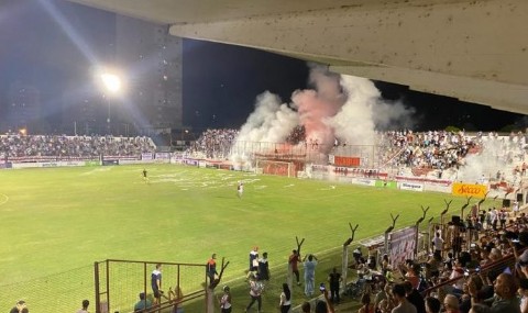 Clausuraron el estadio de Guaraní por la pirotecnia utilizada en el clásico con Mitre