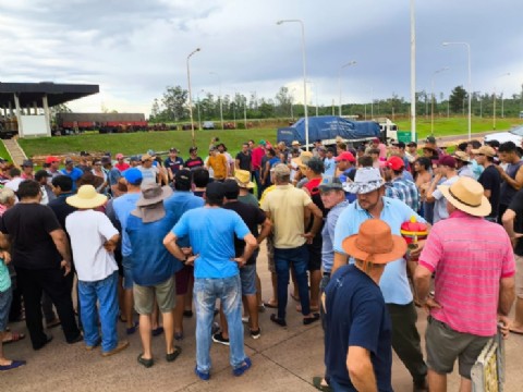 Productores yerbateros intensifican protestas y bloquean rutas en Misiones