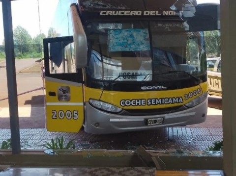 Un colectivo impactó contra la terminal de Puerto Piray