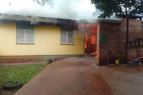 Vecinos de Jardín América se unen para ayudar a una familia que perdió todo en un incendio