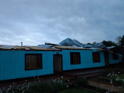 Fuertes ráfagas de viento y lluvia causaron daños en escuelas y rutas del interior