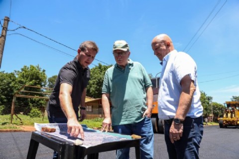 Avanzan las obras de asfaltado en Puerto Iguazú que ordenan y brindan seguridad vial en la ciudad