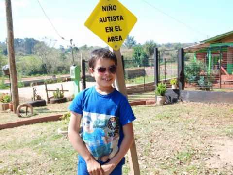 Una madre de Concepción de la Sierra impulsa una campaña para señalizar barrios con carteles de alerta sobre autismo
