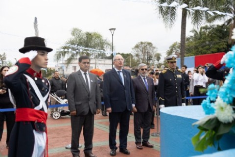 Misiones conmemoró el 216° aniversario de la Revolución de Mayo con un emotivo acto y desfile cívico-militar