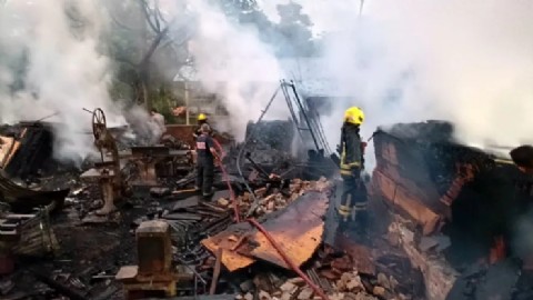 VIDEO | Incendio devastador arrasó con una carpintería familiar en Oberá