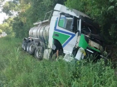 Accidente de tránsito en Cerro Azul: un camión y un auto impactaron fuertemente