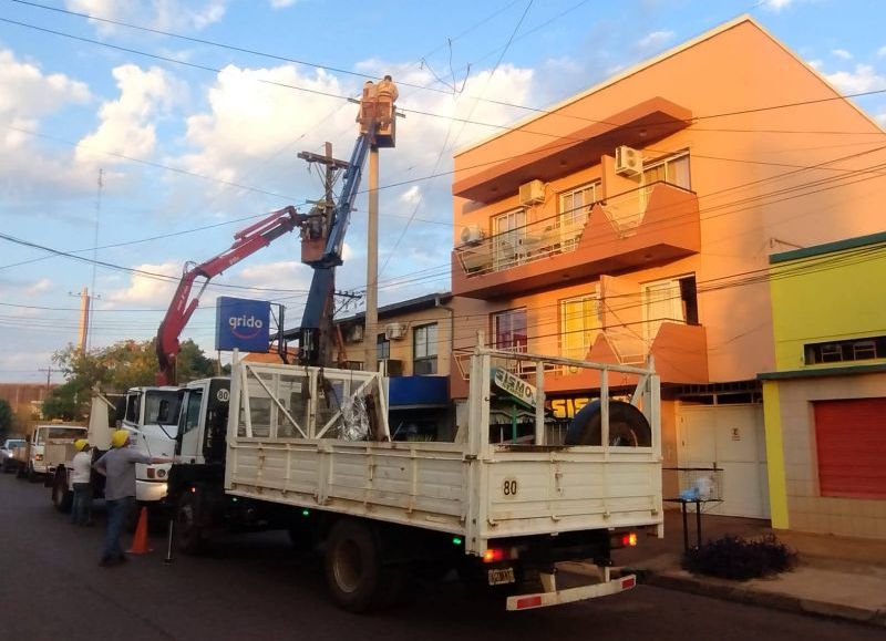 Apóstoles cambió postes de madera por columnas de hormigón plantadas en bases