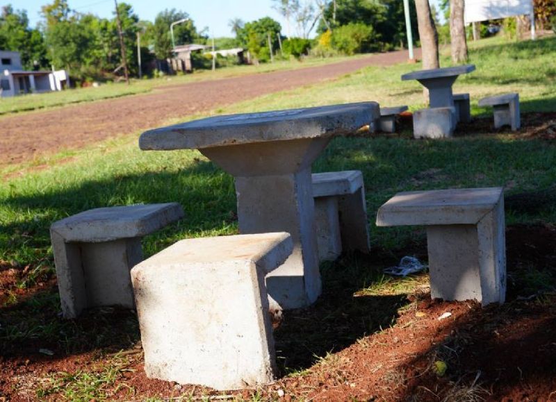 Apóstoles estrena nuevos bancos y mesas en espacios públicos