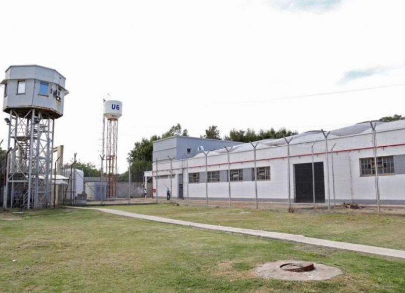 Motín en la cárcel de San Cayetano: un preso se subió a los techos