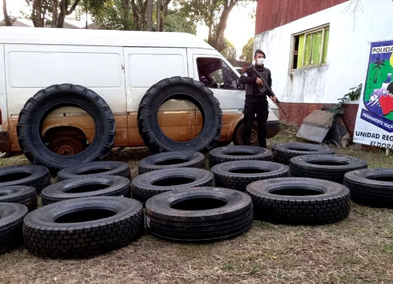 Eldorado: incautaron neumáticos sin aval aduanero que eran transportados en un utilitario
