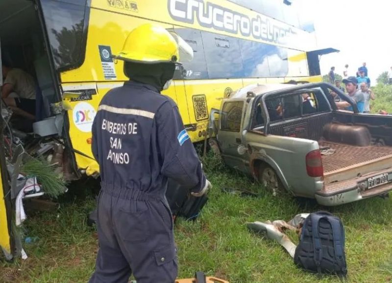San Vicente: un muerto y varios heridos tras un choque frontal entre una camioneta y un colectivo