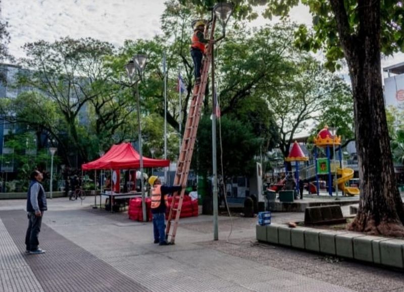 Se realizaron trabajos de alumbrado público en la Plaza San Martín
