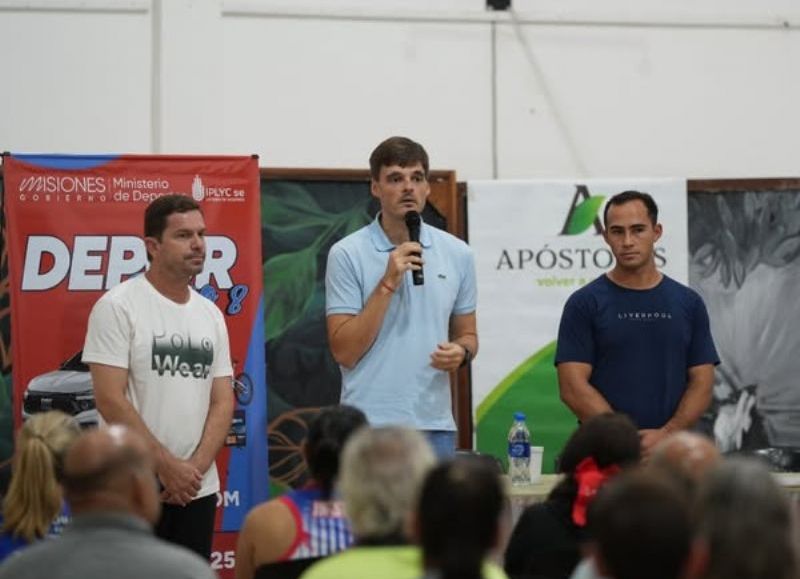 Clubes de la región sur de Misiones recibieron el Deporbono en Apóstoles