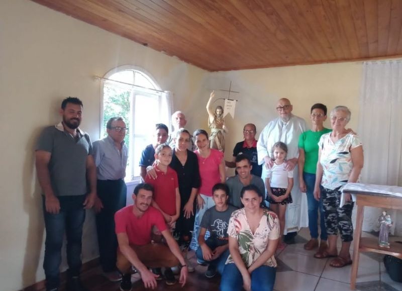 Vecinos de San Antonio juntan firmas para evitar el traslado de un párroco