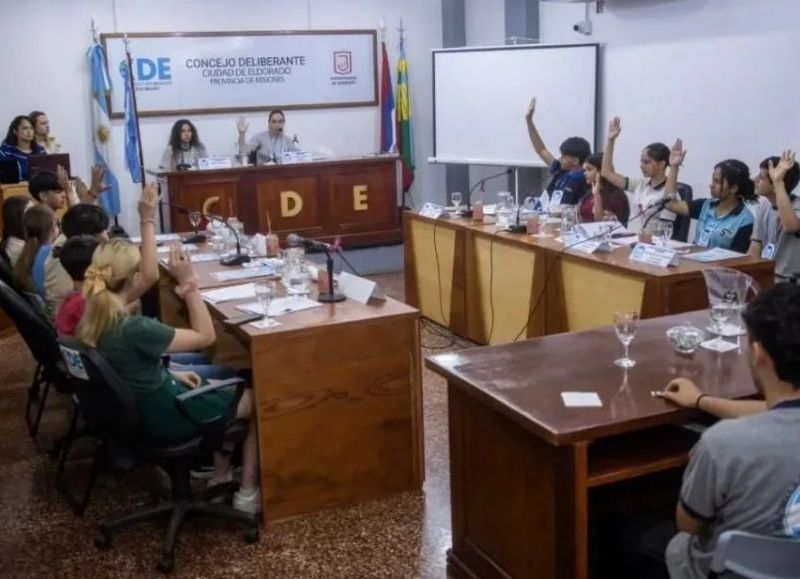 Estudiantes denuncian maltrato en el Primer Parlamento Estudiantil de Eldorado