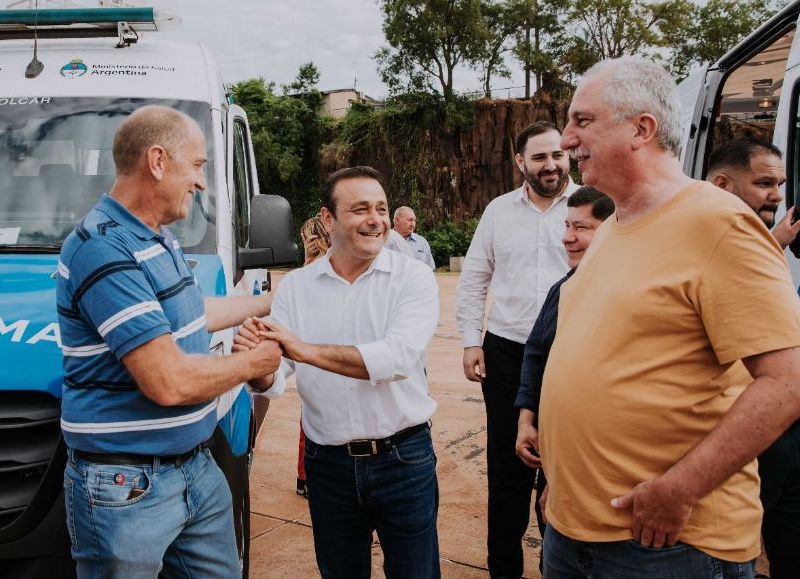 El gobernador entregó móviles sanitarios y ambulancias