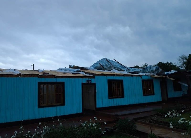 Fuertes ráfagas de viento y lluvia causaron daños en escuelas y rutas del interior