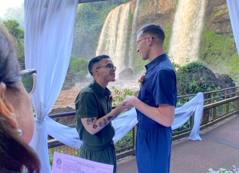 El turismo y el amor se fusionaron con el primer matrimonio extranjero en las Cataratas del Iguazú