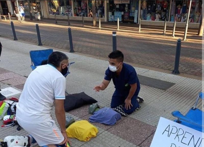 Un enfermero da clases gratis de RCP en espacios públicos de Posadas