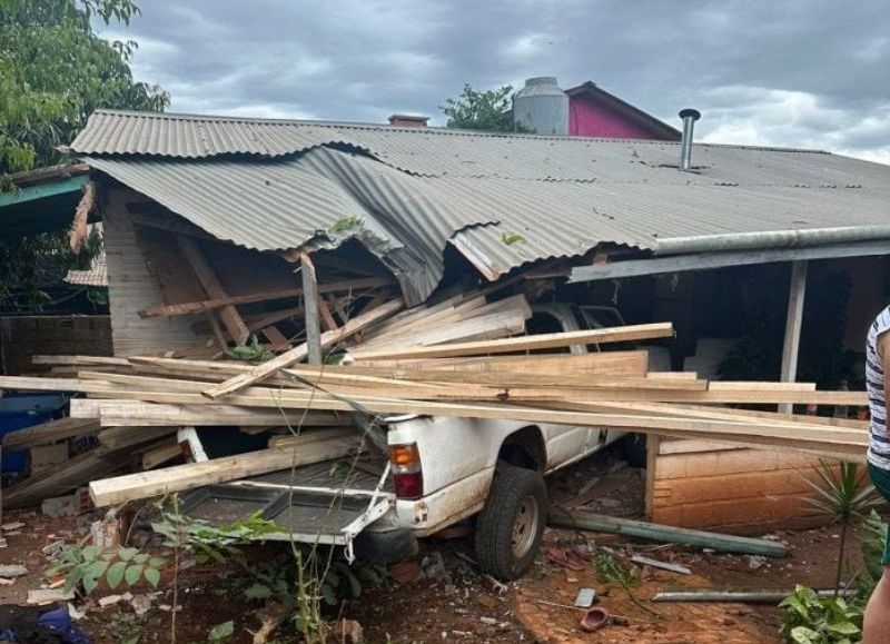 Una camioneta se estrelló contra una vivienda en El Soberbio