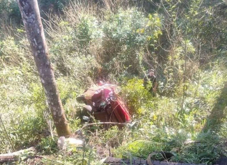 Muere un hombre tras despistar con su auto