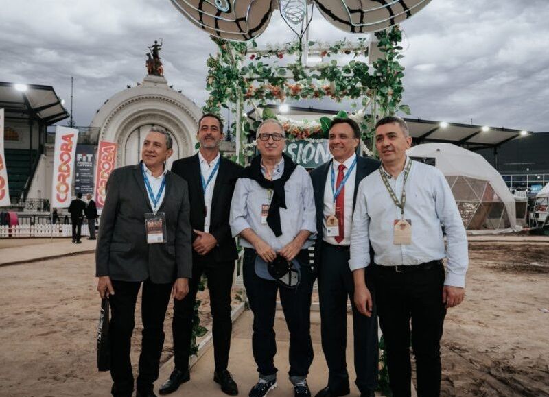 Misiones lanzó el nuevo vuelo directo Lima-Iguazú en la feria internacional más importante de la región