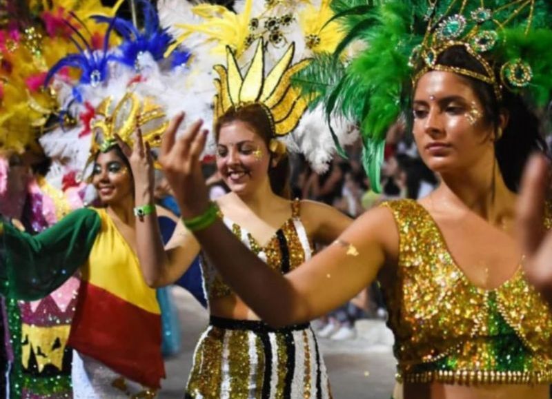 Desvíos y cortes en la primera noche de calle de la Estudiantina