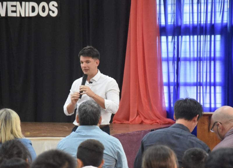 Romero Spinelli visitó la Escuela Número 638 de Apóstoles