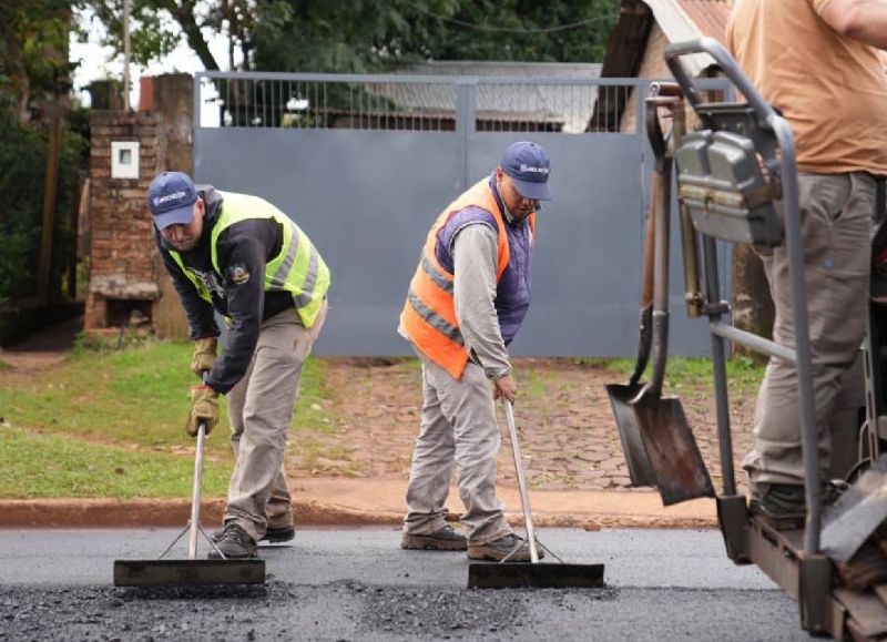 Apóstoles: realizan asfaltado sobre empedrados para mejorar la calidad de vida de los vecinos