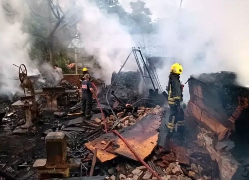 VIDEO | Incendio devastador arrasó con una carpintería familiar en Oberá