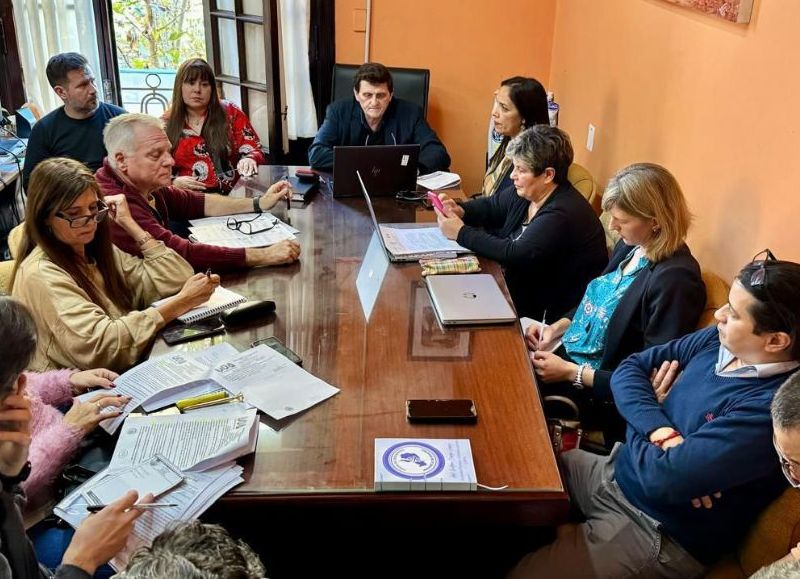 Diálogo entre la Provincia y los docentes para brindar una solución salarial al sector