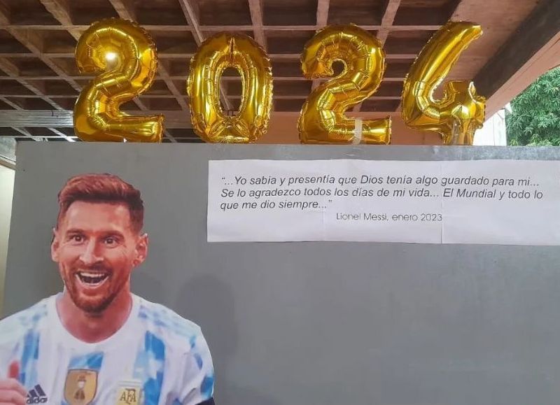 Arrancaron las clases en Oberá y una escuela recibió a sus alumnos con una gigantografía de Lionel Messi