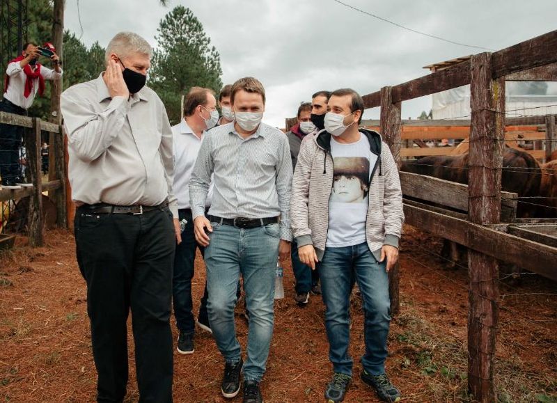 El gobernador Ahuad acompañó a productores en el remate ganadero de 25 de Mayo