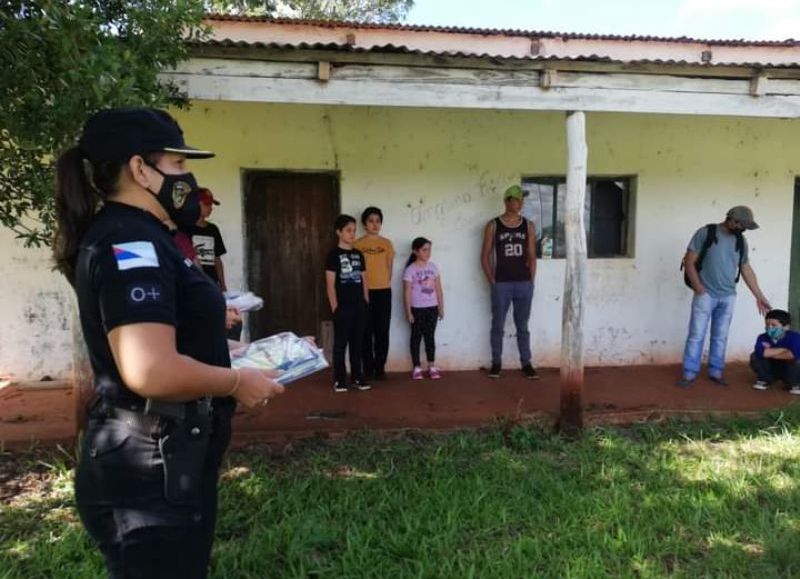 La Dirección de Políticas Socioeducativas y La Policía entregaron kits escolares en la provincia