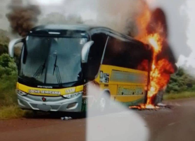 Incendio de colectivo en la Ruta Provincial 17 en Pozo Azul