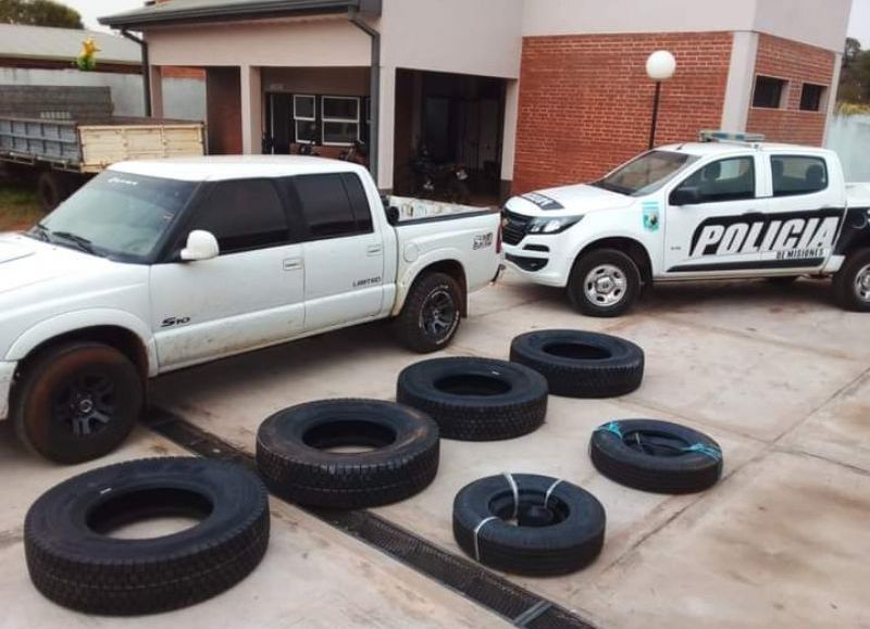 Capioví: incautaron cubiertas sin aval aduanero que eran transportadas en una camioneta