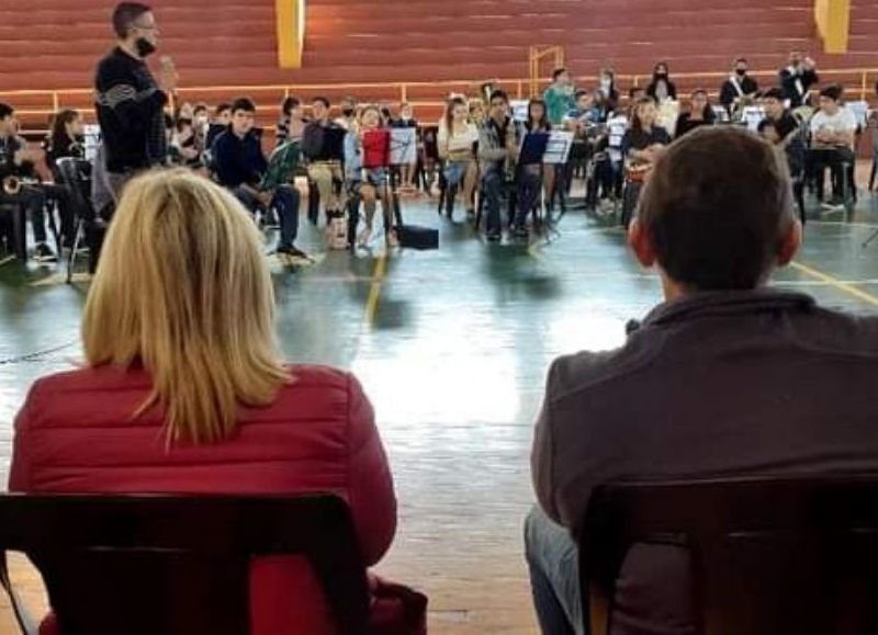 Vacaciones de invierno en Apóstoles: competencia de sonidos de autos